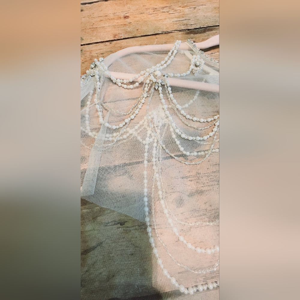 Ivory capelet shawl - Picture 3 of 11